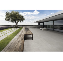 Exteriér s dlažbou, drevenými lavicami a trávnikom s nášľapnými doskami