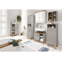 Svetlá kúpeľňa s umývadlom, zrkadlovou skrinkou a kúpeľňovým nábytkom