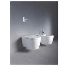 Závesná toaleta a bidet s ovládacím panelom na stene