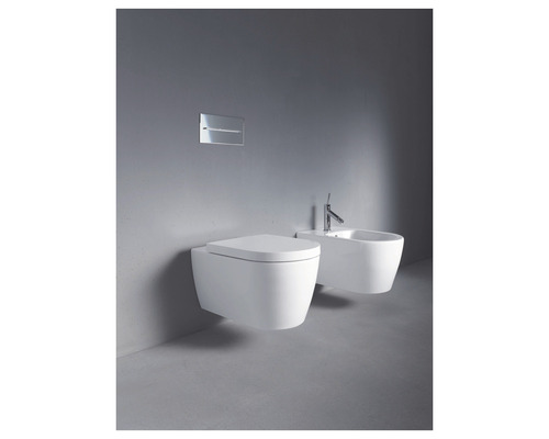 Závesná toaleta a bidet s ovládacím panelom na stene