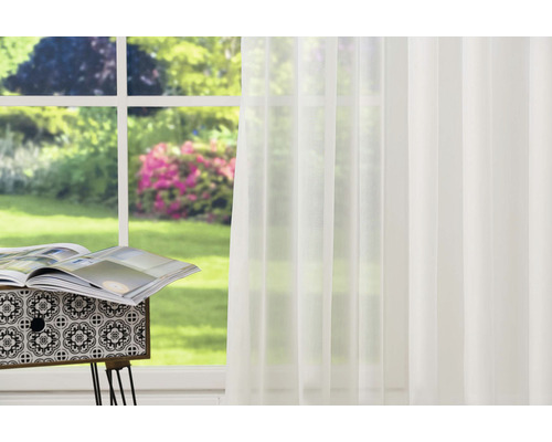 Dekoratívna atmosféra so záclonou pred oknom s výhľadom do záhrady