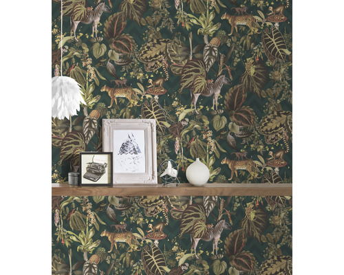 Tapeta s motívom džungle a zobrazením zvierat na stene