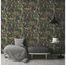 Izba s tapetou džungle s rastlinami a zvieratami