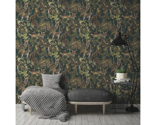 Izba s tapetou džungle s rastlinami a zvieratami