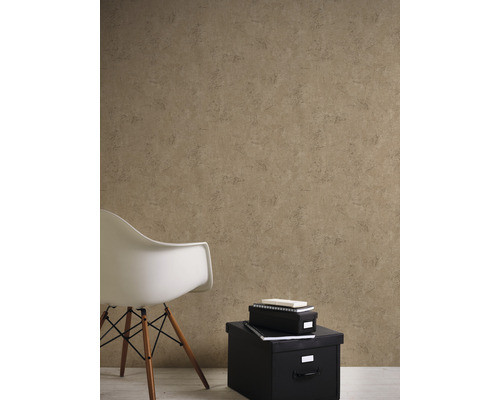 Interiér s béžovou štruktúrovanou tapetou, stoličkou a úložnými boxmi