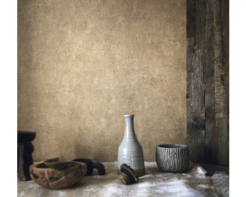 Dekoratívna scéna s keramikou, drevom a textilom pre atmosférický dizajn interiéru.