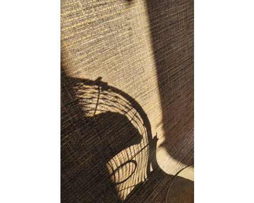 Detail textúrovanej záclony s tieňom prúteného kresla