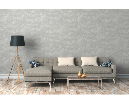 Obývacia izba so sivou pohovkou, stojacou lampou a tapetou so vzorom stromov