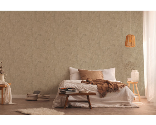 Spálňa s posteľou a stenou so štruktúrovanou tapetou