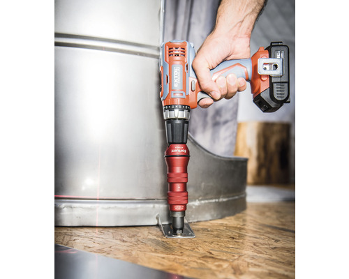 Akumulátorový skrutkovač s nitovacím nadstavcom pri nitovaní plechu.