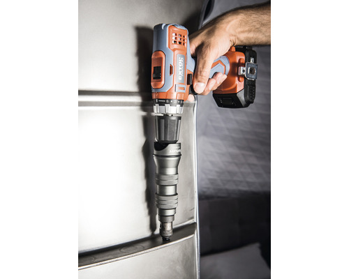 Akumulátorový skrutkovač s nitovacím nadstavcom pri použití