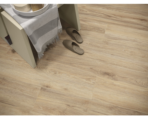 Svetlá vinylová podlaha s dreveným vzhľadom, polica a papuče