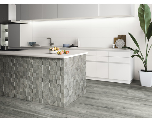 Svetlá kuchyňa s kuchynským ostrovom, dlažbou a izbovou rastlinou