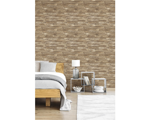 Spálňa s posteľou a stenovou tapetou s kamenným dizajnom