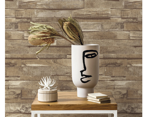 Dekoratívna stena s tapetou s kamenným vzhľadom, váza a dekorácia na stôl