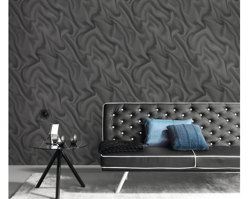 Obývacia izba s textúrovanou tapetou, pohovkou a príručným stolíkom