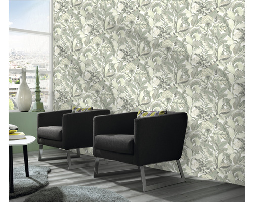 Obývacia izba s kvetinovou tapetou, kreslami a oknom