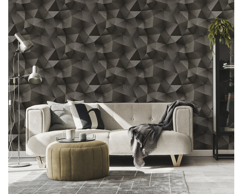 Obývacia izba s pohovkou, stojacou lampou, kobercom a geometrickou tapetou