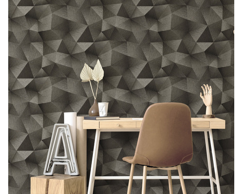 Scéna s geometrickou tapetou, písacím stolom a kancelárskou stoličkou