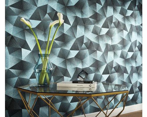 Dekoratívna stena s geometrickým vzorom tapety, stôl s kvetmi a dekoráciami