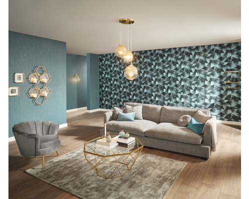 Obývacia izba s pohovkou, kreslom, konferenčným stolíkom a nástennými dekoráciami