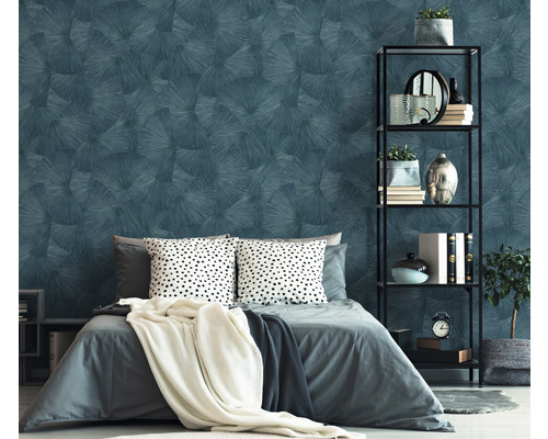 Spálňa s vzorovanými tapetami, posteľou a regálom