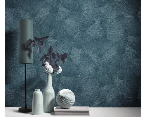 Dekoratívna stena s geometrickým vzorom tapety, stolnou lampou a vázami