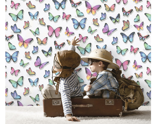 Tapeta s motýlím vzorom a dve deti v kufri