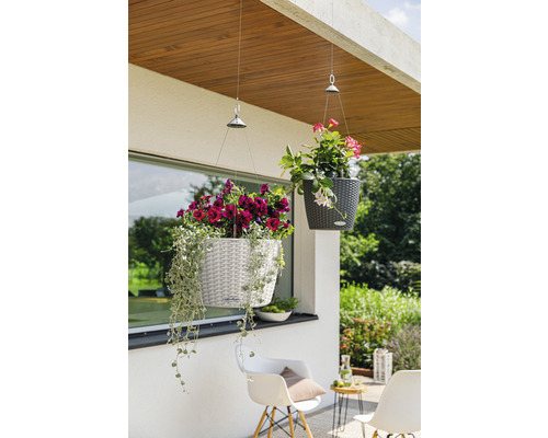 Scéna s dvoma závesnými kvetináčmi s kvetmi vonku