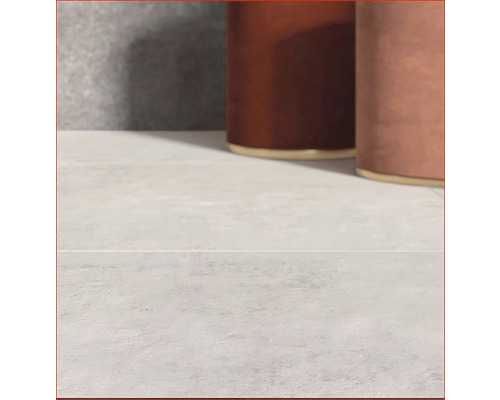 Svetlá podlahová dlaždica s matným povrchom