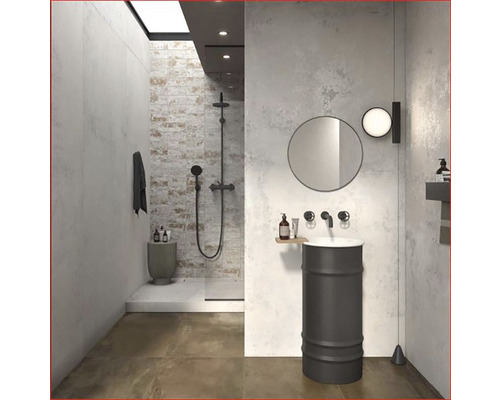 Kúpeľňa so sprchou, umývadlom v tvare suda, zrkadlom a osvetlením