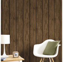 Scéna s tapetou s dreveným obložením, stoličkou a stolnou lampou