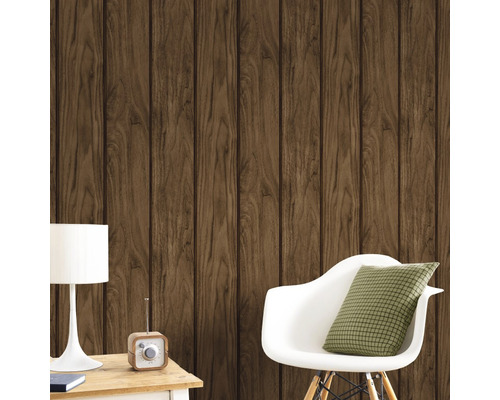 Scéna s tapetou s dreveným obložením, stoličkou a stolnou lampou