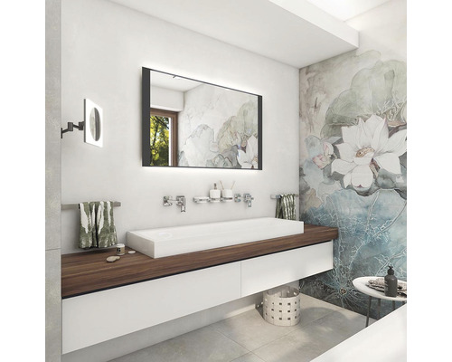 Moderná kúpeľňa s osvetleným zrkadlom, umývadlom a kvetinovou tapetou