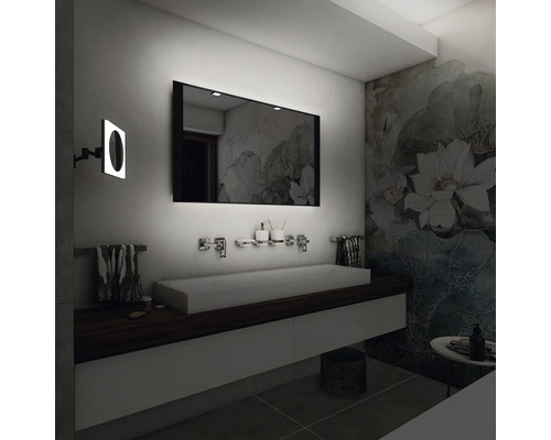 Moderná kúpeľňa so zrkadlom, umývadlom a kvetinovou nástennou maľbou pre svetlú a organizovanú atmosféru.