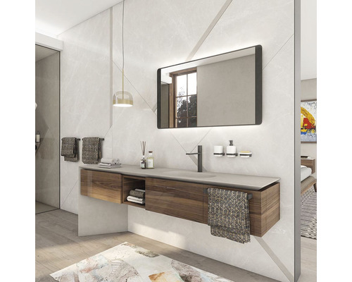 Moderná kúpeľňa s umývadlovou skrinkou, zrkadlom a uterákmi