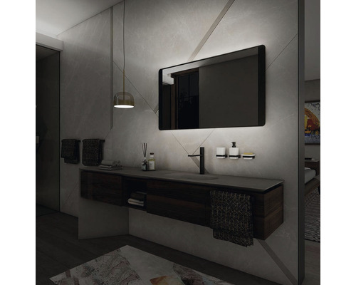 Moderná kúpeľňa s umývadlovou skrinkou, zrkadlom s osvetlením a doplnkami