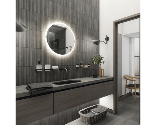 Kúpeľňa s umývadlom, osvetleným zrkadlom a košom na uteráky