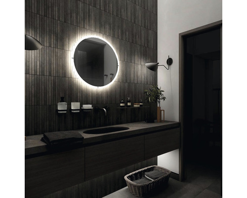 Moderná kúpeľňa s umývadlom, zrkadlom s osvetlením a obkladačkami