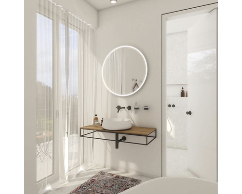 Svetlá kúpeľňa s umývadlom, zrkadlom a denným svetlom