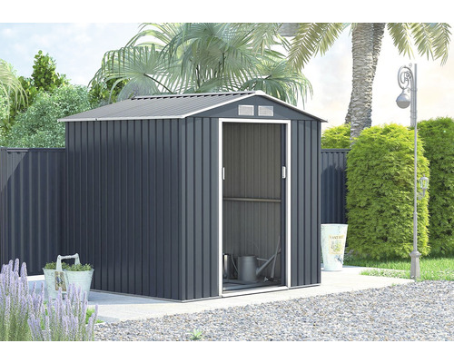 Záhradná scéna s kôlňou s otvorenými posuvnými dverami