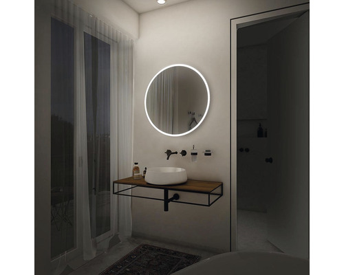 Kúpeľňa s okrúhlym zrkadlom, umývadlom a oknom