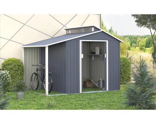 Kovová záhradná búda s bicyklom a záhradným príslušenstvom v záhrade