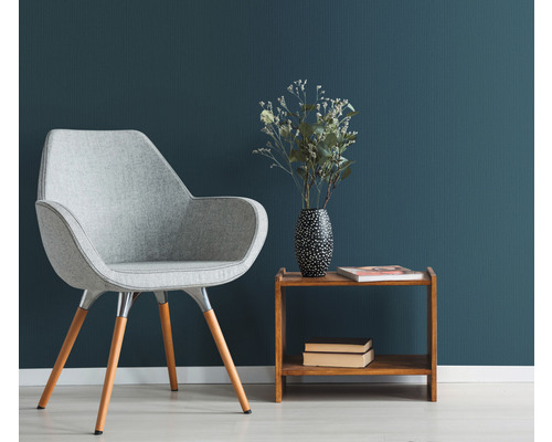 Pohľad na miestnosť s kreslom, stolom a dekoráciou