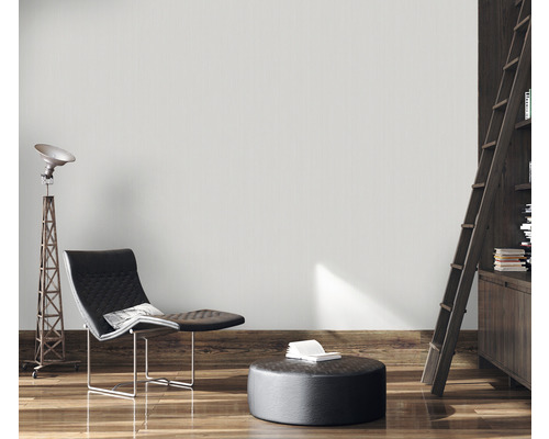 Obývacia izba s kreslom, stojacou lampou a knižnicou s rebríkom