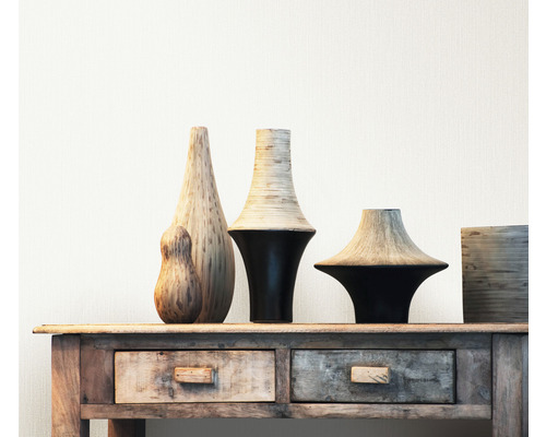 Dekoratívne drevené vázy a komoda so zásuvkami