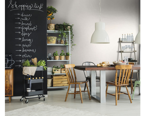 Jedáleň s jedálenským stolom, stoličkami, regálom a čiernou tabuľou s nákupným zoznamom