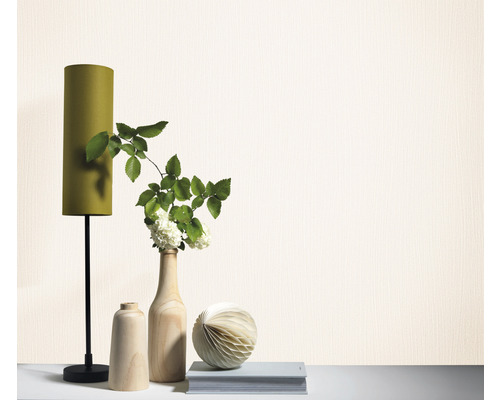 Svetlá, štruktúrovaná tapeta v spálni s lampou, vázami a dekoráciou