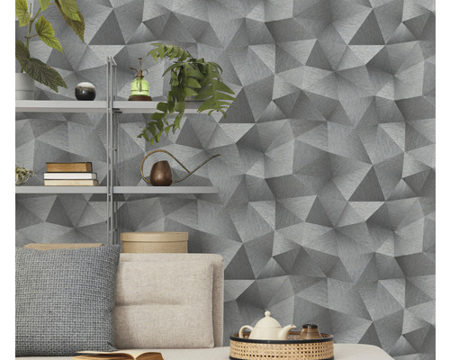 Obývacia izba s geometrickou tapetou s trojrozmerným vzhľadom, policou a dekoráciou