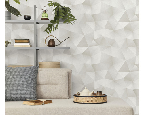 Obývacia izba s geometrickou tapetou, policou a dekoráciami